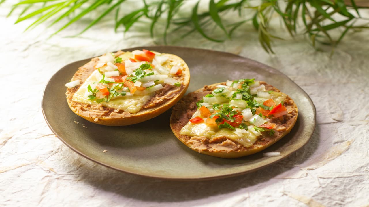 Molletes con frijoles y queso