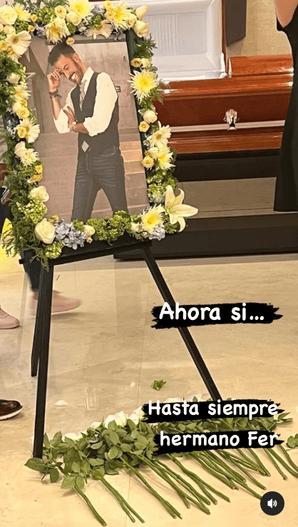 Además de los arreglos florales con fotografías del querido presentador, en donde posaba con la sonrisa que lo caracterizaba.
<br>