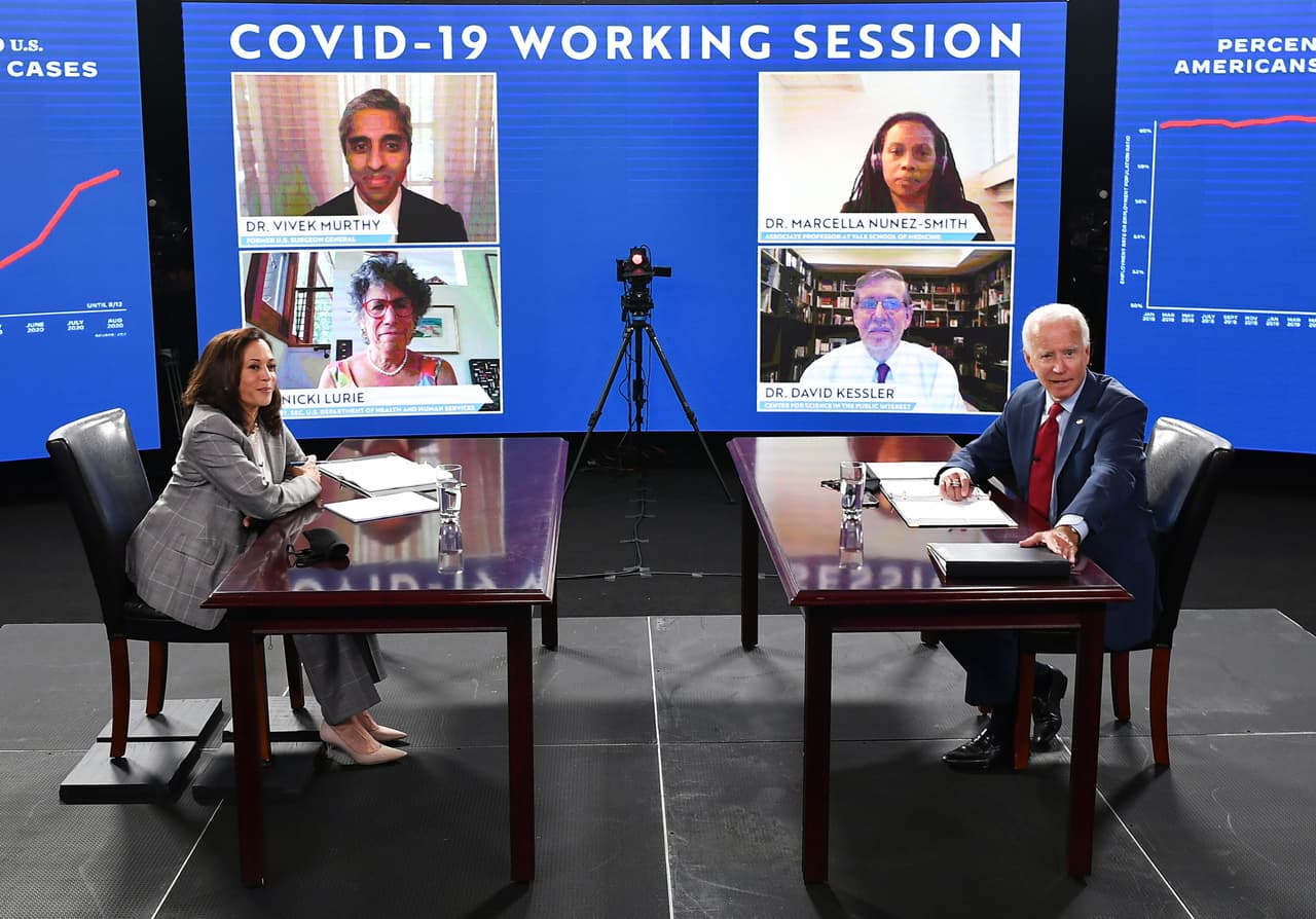 El 11 de agosto Jose Biden anunció que Harris sería su compañera de fórmula y de inmediato la senadora comenzó a participar activamente en la campaña. En la fotografía durante un encuentro virtual con expertos de salud tratando el tema de la pandemia en Delaware, el 13 de agosto.