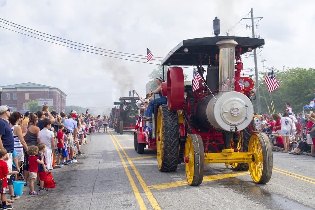 <a href="https://cummingfair.squarespace.com/july-4th-celebration"><b>Thomas-Mashburn Steam Engine Parade (4 de julio)</b></a>. El desfile de máquinas de vapor Thomas - Mashburn es una tradición anual del 4 de julio en la ciudad de Cumming. Miles de personas salen a las calles para celebrar el Día de la Independencia. Cuenta con una amplia variedad de carrozas, verá negocios locales, equipos deportivos, academias de baile, autos antiguos, tractores, máquinas de vapor y mucho más. En la noche, un espectáculo de fuegos artificiales iniciará a las 4pm en Cumming Fairgrounds.