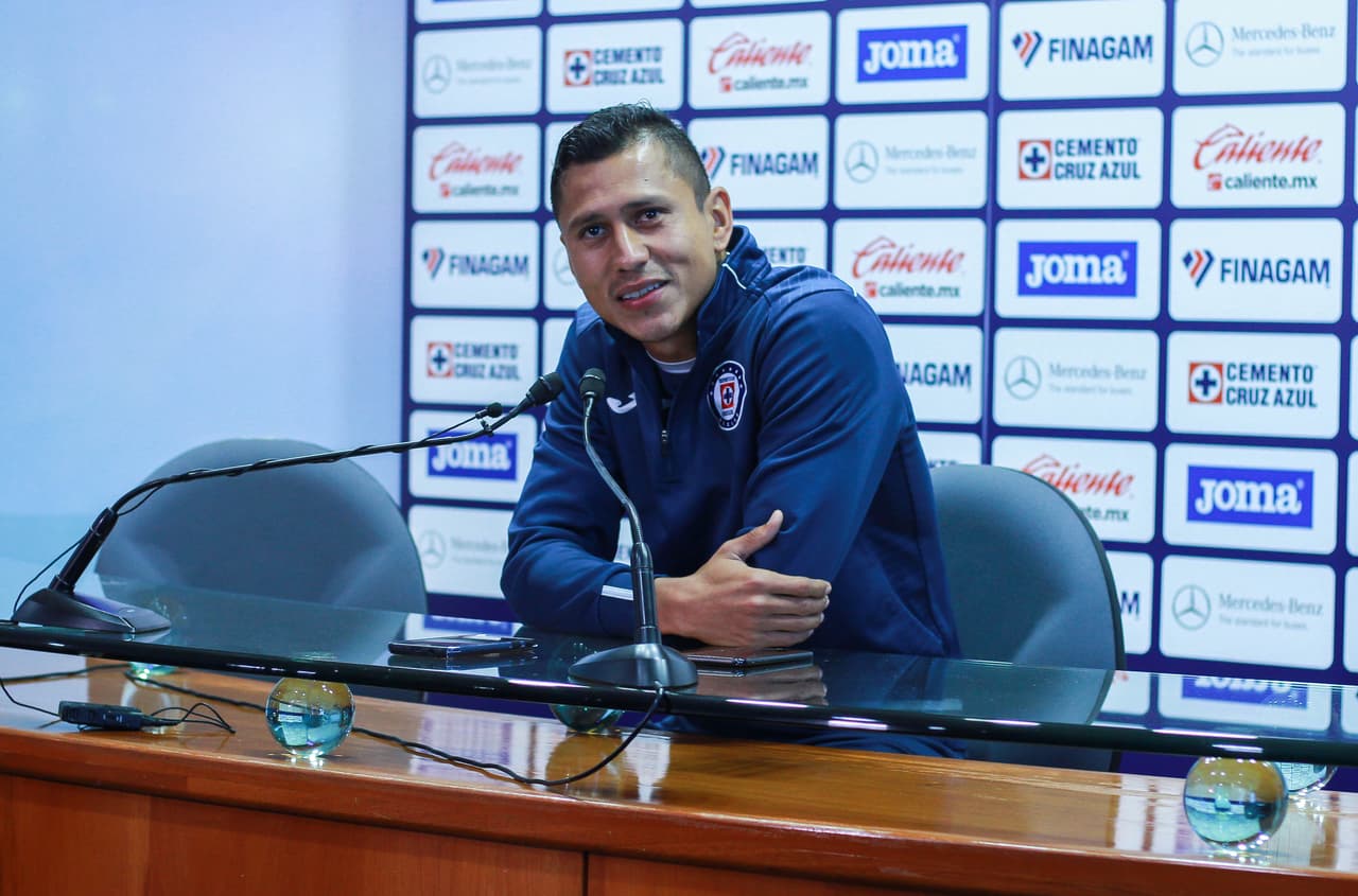Julio César Domínguez compareció en rueda de prensa y aseguró su permanencia en el Cruz Azul. No se mueve el Cata, por lo menos en este mercado.