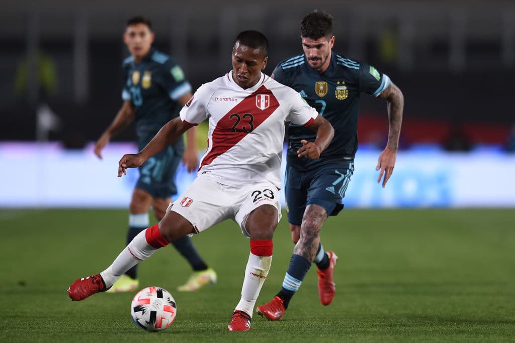 Lautaro Martínez saca un cabezazo al final del primer tiempo y le da la victoria 1-0 a Argentina sobre Perú.