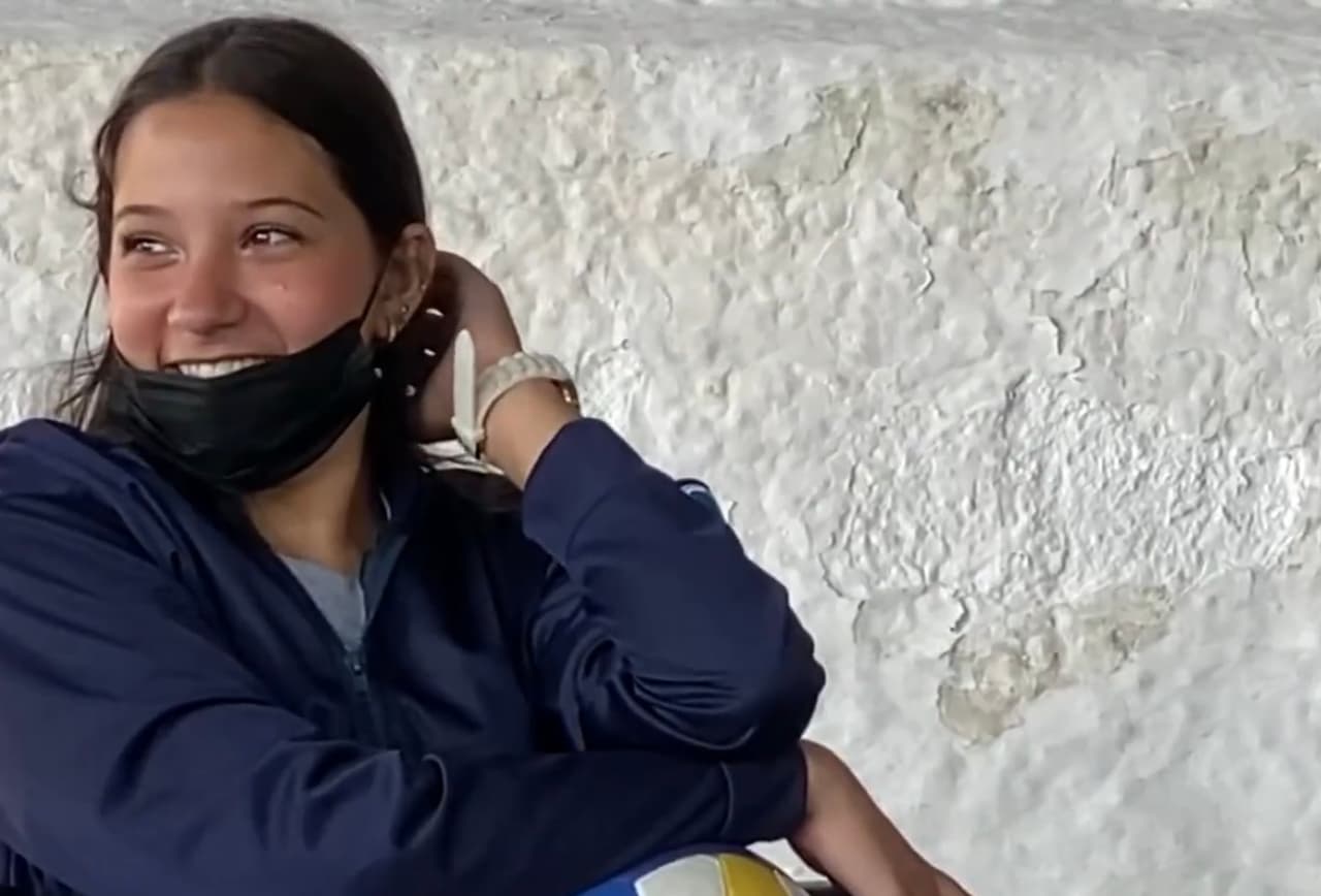 Ese esfuerzo descomunal es motivación suficiente para que la adolescente vaya en su silla de ruedas a la escuela, donde se ha convertido en un ejemplo a seguir para profesores y compañeros. 
<br> 
<br>