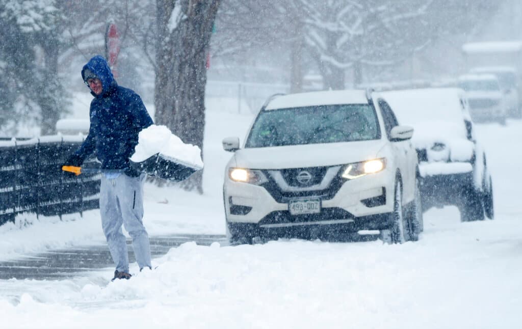 Un hombre limpia la nieve acumulada en Denver tras una brutal tormenta de nieve que dejó vías intransitables.