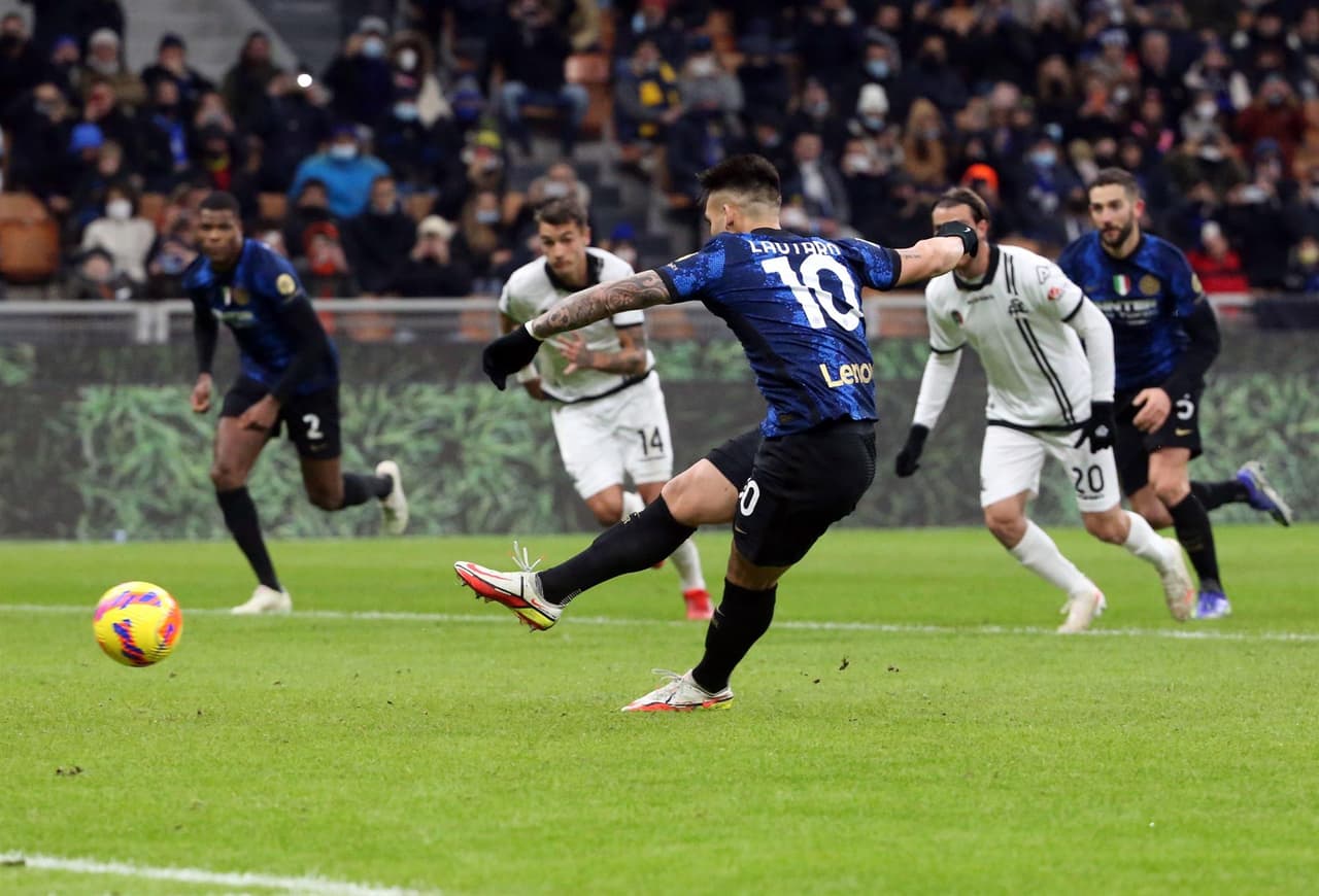 Lautaro Martínez dio una asistencia y anotó de penalti een el triunfo por 2-0 del Inter de Milán en San Siro contra el Spezia. Roberto Gagliardini anotó el primero al minuto 36'.