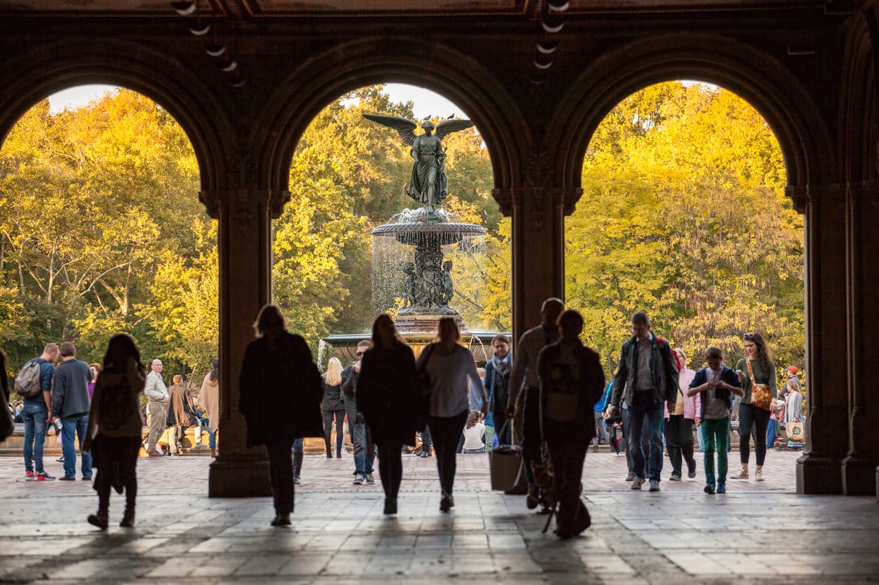 85 voluntarios trabajan esta temporada reportando en qué puntos de la ciudad está cobrando mayor ímpetu el follaje de otoño, y lo comparten en el sitio web de I LOVE NY. Así recomendaron el de Bethseda Fountain, en el Central Park. 
<br>
<br>