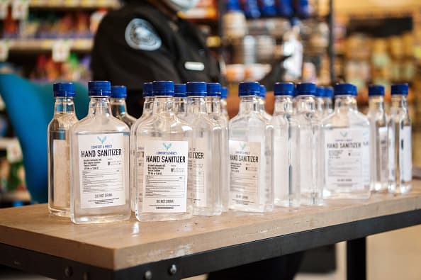 Desinfectante de manos (2), jabón de manos (2), aloe vera (2).