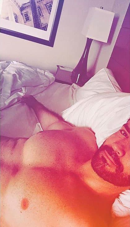 Aunque de vez en cuando se deja ver en la 
<b>intimidad de su cama</b> para desearles buenas noches: "Sweet dreams.... dulces sueńos... 🔛💤😴".