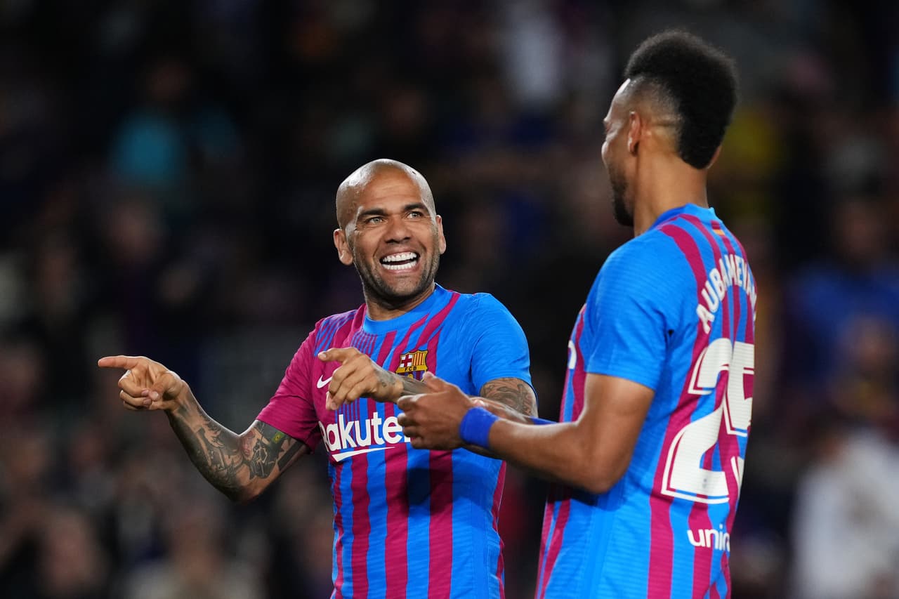 Dani Alvés no dejó de felicitar a su compañero por la gran noche.