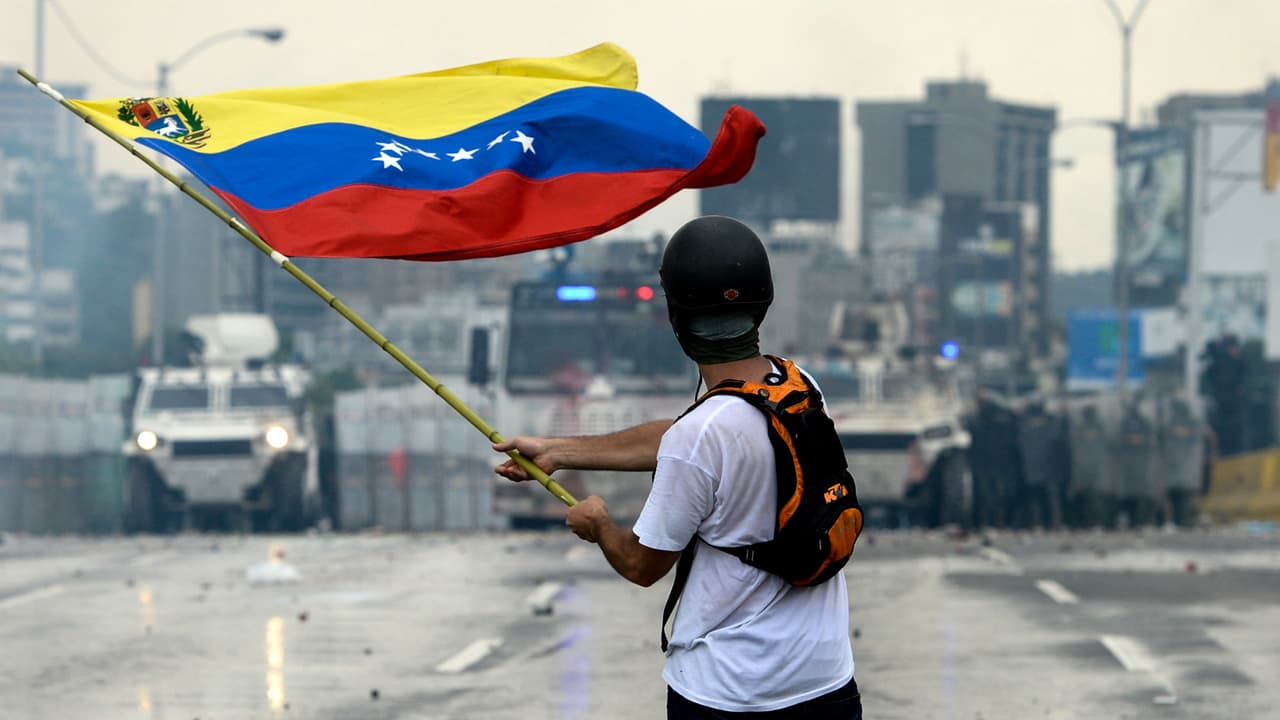Dos muertos durante las protestas en el primer día de la huelga convocada por la oposición en Venezuela 