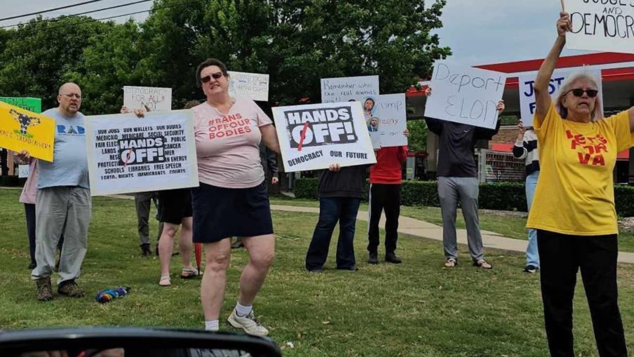 <b>"Hands Off" (Manos Fuera), expresan manifestantes en pancartas.</b> En Mackinney, Texas, activistas rechazan el debilitamiento del estado de derecho y la eliminación de programas de seguridad social, exigiendo un respeto total al debido proceso para todos.