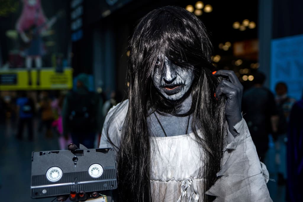 Samara Morgan de "The Ring", personaje de la saga de películas de terror The Ring, The Ring Two y Rings. Es la versión occidental de Sadako Yamamura de la serie de películas japonesas Ringu.