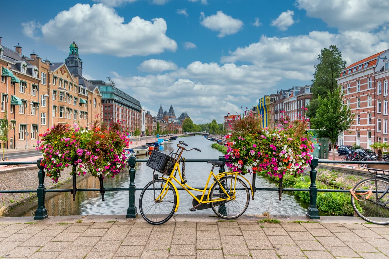 <h3 class="cms-H3-H3"><b>17. Amsterdam, Países Bajos </b></h3>
<br>
<br>Si sus canales y sus miles de bicicletas recorriendo sus calles gracias a una infraestructura amigable para este tipo de transporte no son suficiente motivo para deslumbrarse por Ámsterdam,
<b>su posición geográfica y su gran conectividad con el resto del mundo terminan por considerarla como un destino favorito. </b>
<br>
<br>Ya en la ciudad, los turistas se deslumbrarán por su variedad cultural y
<b> por siempre mantener una visión sostenible y amigable con la naturaleza. </b>
<br>
<br>Se espera que para 2030 todo los automóviles a gasolia y diésel
<b>estén prohibidos en la ciudad. </b>
<br>