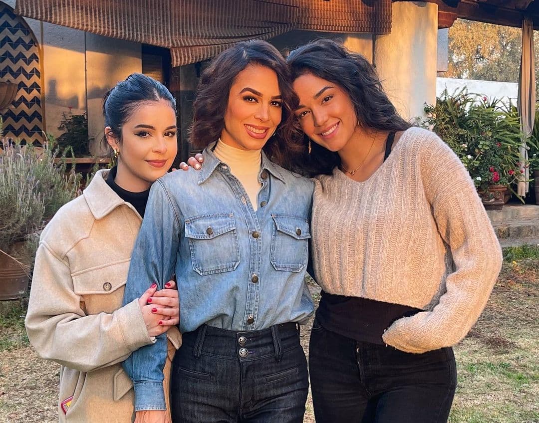 Su hermana mayor, Ana Paula, también 
<a href="https://www.univision.com/famosos/las-hijas-de-biby-gaytan-y-eduardo-capetillo-dicen-si-quieren-seguir-los-pasos-de-sus-padres-fotos" target="_blank">ha mostrado interés por seguirle los pasos a su madre</a>. Ambas hijas heredaron la belleza de Biby y en redes sociales ya han dejado ver que tienen talento para estar frente a las cámaras, al desempeñarse como creadoras de contenido en la plataforma YouTube.