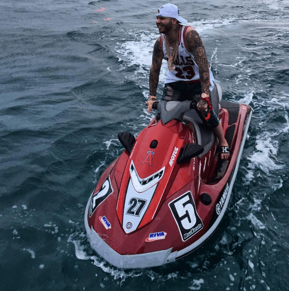 Aunque no todo es gimnasio, él también hace deportes extremos y se la pasa muy bien.