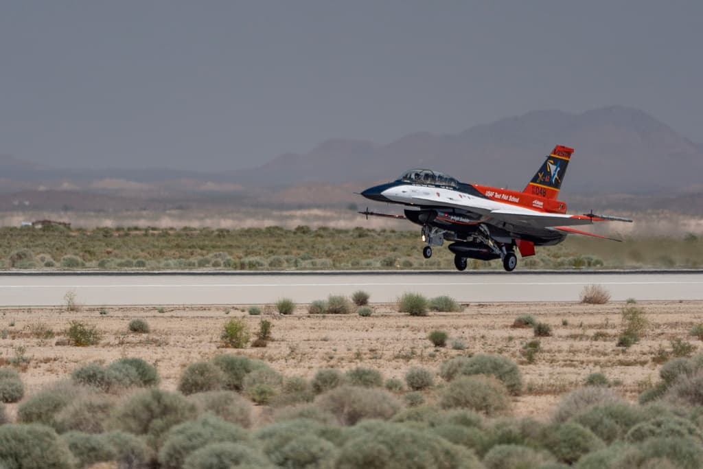 Avión de combate controlado por Inteligencia Artificial realiza histórico vuelo con el jefe de la Fuerza Aérea