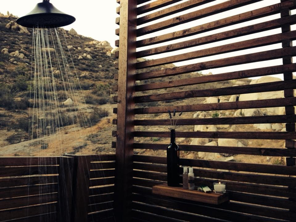 Aunque todo depende del “ritual” que se elija, los pasos básicos son: ingresar a una cabina para tomar una ducha, después a un sauna de madera de barrica, la cual, tiene piedras calientes.