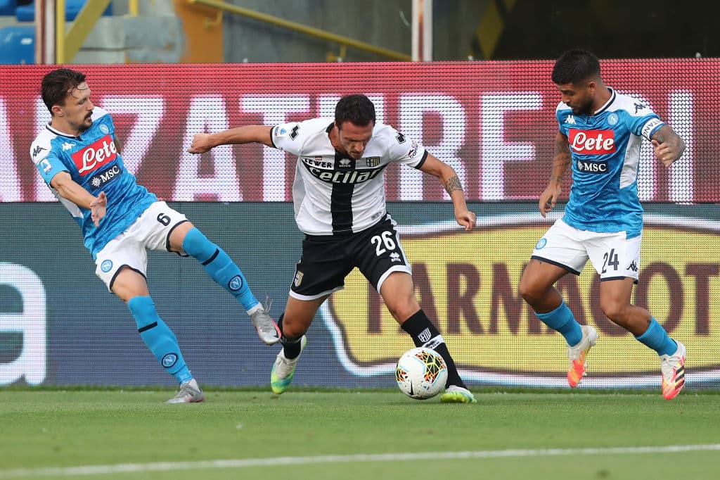 La primera parte del encuentro se jugó en su mayoría al centro de la cancha.