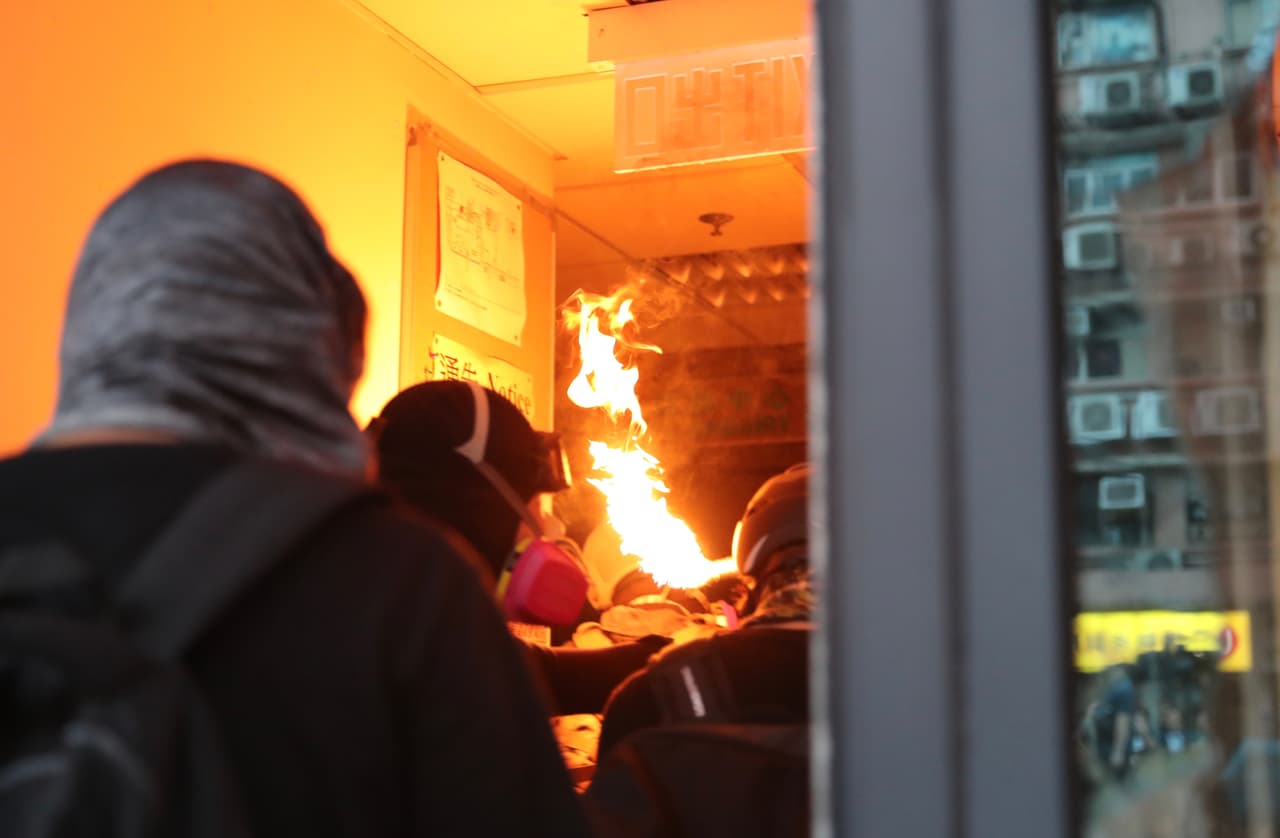 La violencia ensombreció el lujoso desfile en Beijing, donde tanques, nuevos misiles nucleares y un avión no tripulado supersónico fueron exhibidos mientras Xi y otros funcionarios como la presidenta ejecutiva de Hong Kong, Carrie Lam, observaban desde una tribuna con vistas a la Plaza Tiananmen. 
<b>El evento estaba destinado a mostrar el viaje de China desde una nación pobre quebrada por la guerra a ser la segunda economía más grande del mundo.</b>