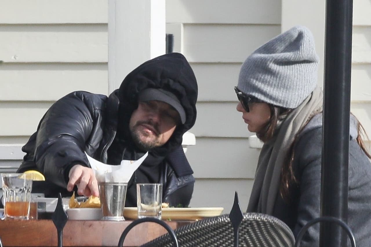 Leonardo DiCaprio también viajó hasta Aspen, lo hizo en compañía de su novia Camila Morrone y su amigo, el actor Lukas Haas.