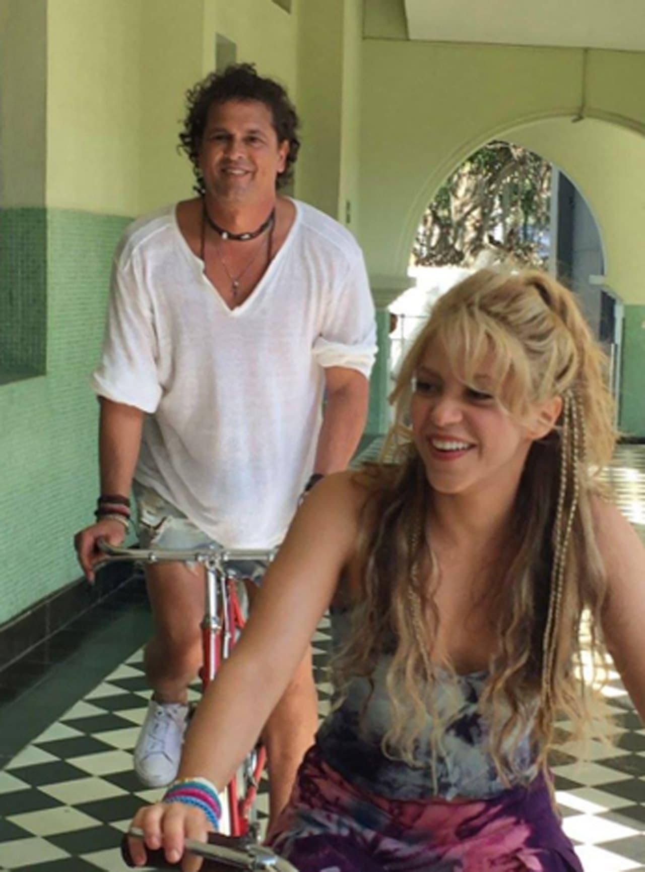 Y es que tanto Shakira como Carlos Vives decidieron grabarlo en diversas zonas de Barranquilla, para darle difusión turística a nivel mundial al destino.