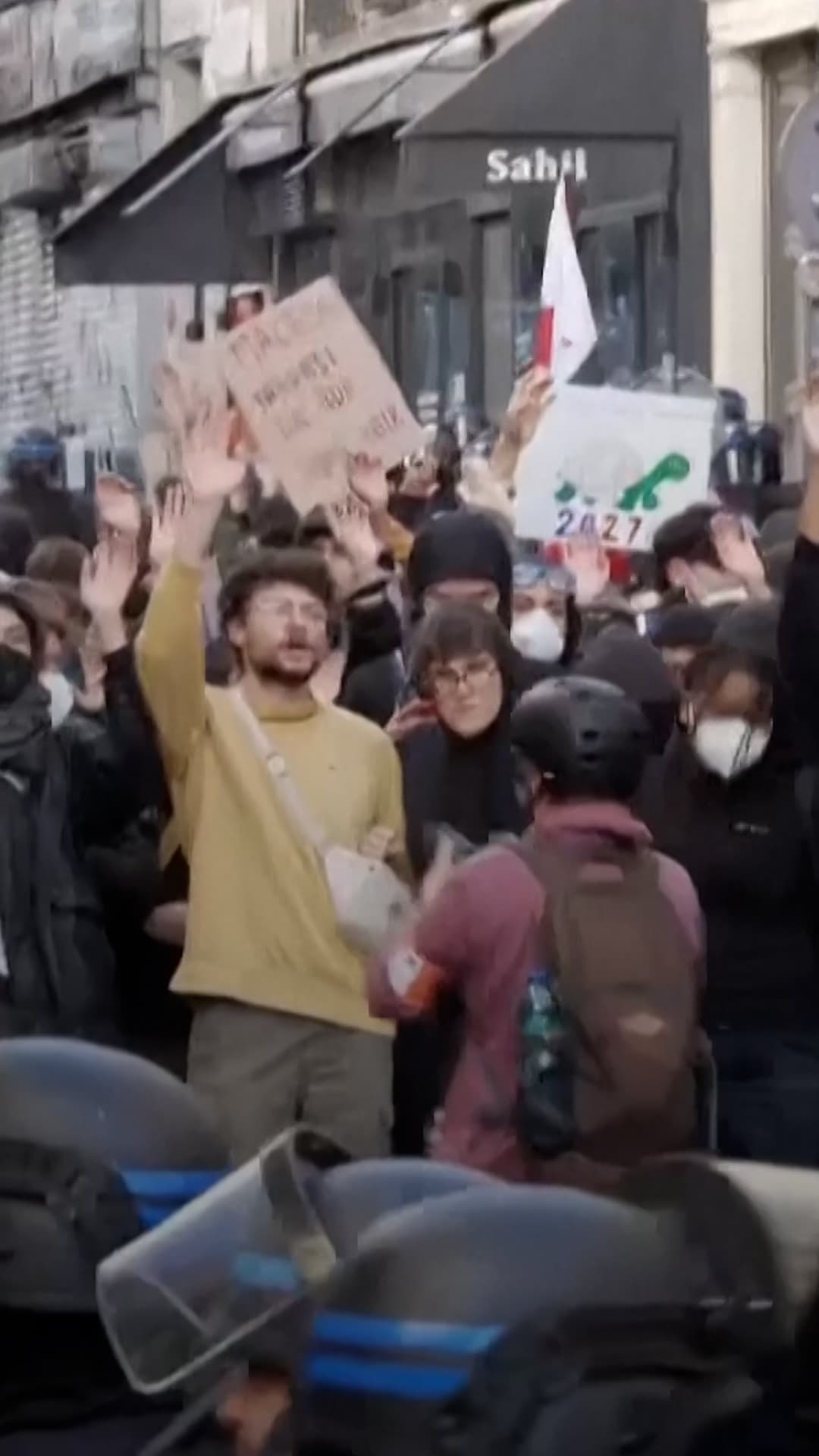 Protestan en París por los altos precios de la vida en Francia: de la Place de la République hacia Place de Clichy