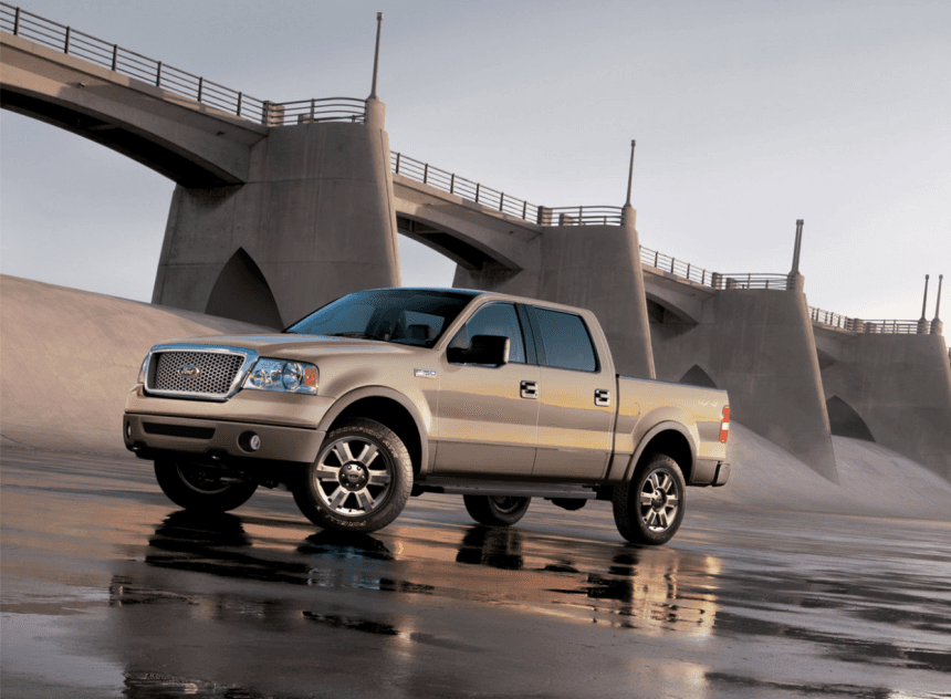 <b>3. <u>Ford F-150 2006</u>.</b>
<br>El vehículo más vendido en los Estados Unidos conquista el primer puesto como la pickup más robada de 2016. La dudosa distinción cayó en un modelo perteneciente a su décima primera generación. Sin embargo, con 32,721 unidades robadas en 2016 la diferencia con el número de Chevrolet Silverado robadas no es significativa.
<br>