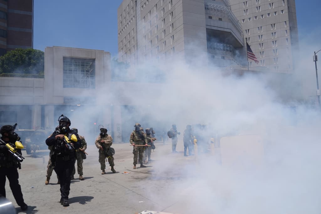 Manifestantes fueron dispersados del Centro Metropolitano de Detención de ICE, en Los Ángeles, en un incidente que lejos de poner fin a la protesta, atrajo a otras personas molestas con el proceder de la Guardia Nacional y agentes federales.