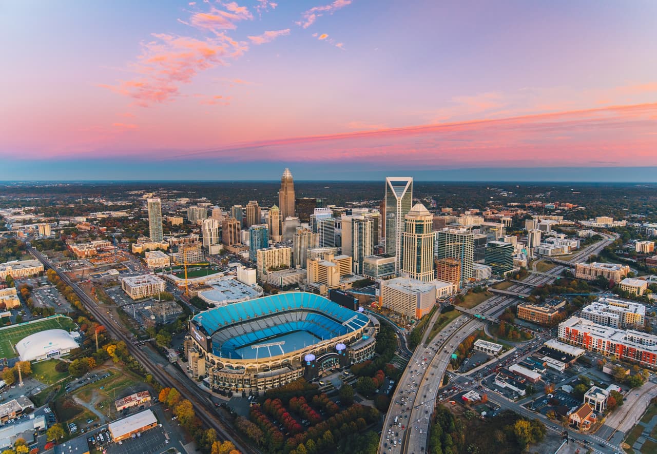 <b>Charlotte</b>
<br>
<b>Sitio web</b>: 
<a href="https://www.charlottesgotalot.com/">https://www.charlottesgotalot.com/</a> 
<br>
<b><a href="https://maps.app.goo.gl/WDX8Z7Ujwi8vF7hg7">Cómo llegar</a> </b>
<br>
<br>Charlotte está llena de museos divertidos, muchos espacios al aire libre y un sistema de tren ligero que facilita explorar los diferentes lugares de la ciudad. No podrás salir de esta ciudad sin disfrutar de un viaje lleno de diversión. Por supuesto, también hay muchos viajes del día que se pueden emprender desde Charlotte a poca distancia en auto.