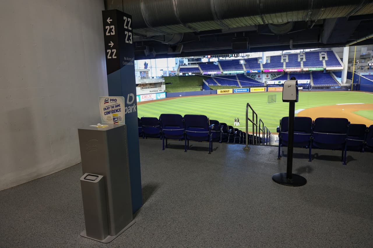 Los bolsos deben ser transparentes, de plástico, vinil o PVC y en la entrada se pueden registrar los coches.