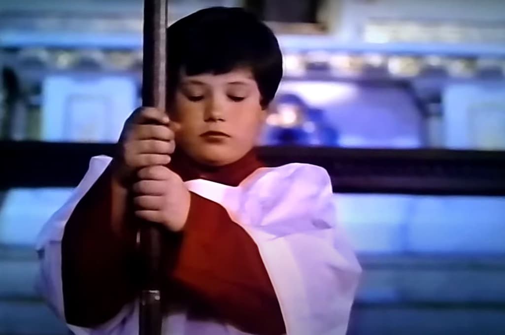 Además, el cantante debutó en cine cuando era niño en una secuencia en la película de ‘The Rosemary Murders’, de 1987, como un monaguillo de una iglesia.