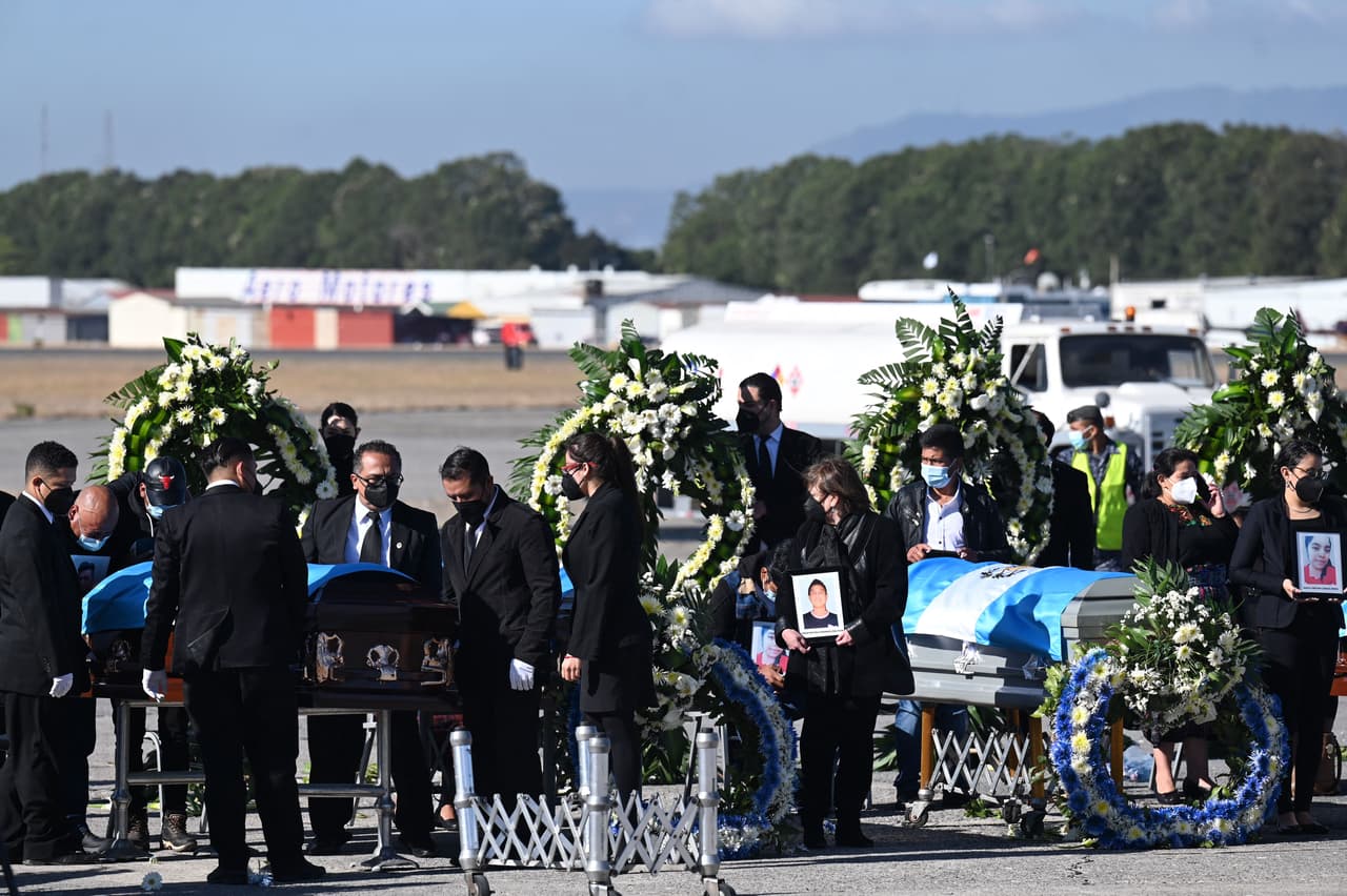 Las familias, con coronas de flores y fotografías de sus familiares fallecidos en la mano, recibieron uno por uno los ataúdes. Luego de un acto protocolar en el que el presidente Alejandro Giammattei dará sus condolencias, viajarán a sus comunidades para recibir homenajes e iniciar los velatorios.
<br>