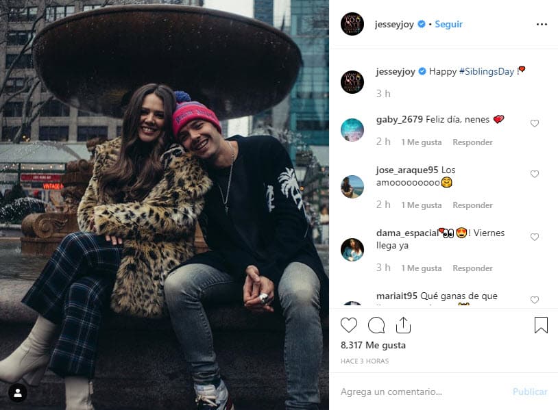 El dueto de música pop Jesse & Joy fueron otros de los famosos que también compartieron una fraternal imagen donde se les ve posando de manera divertida.