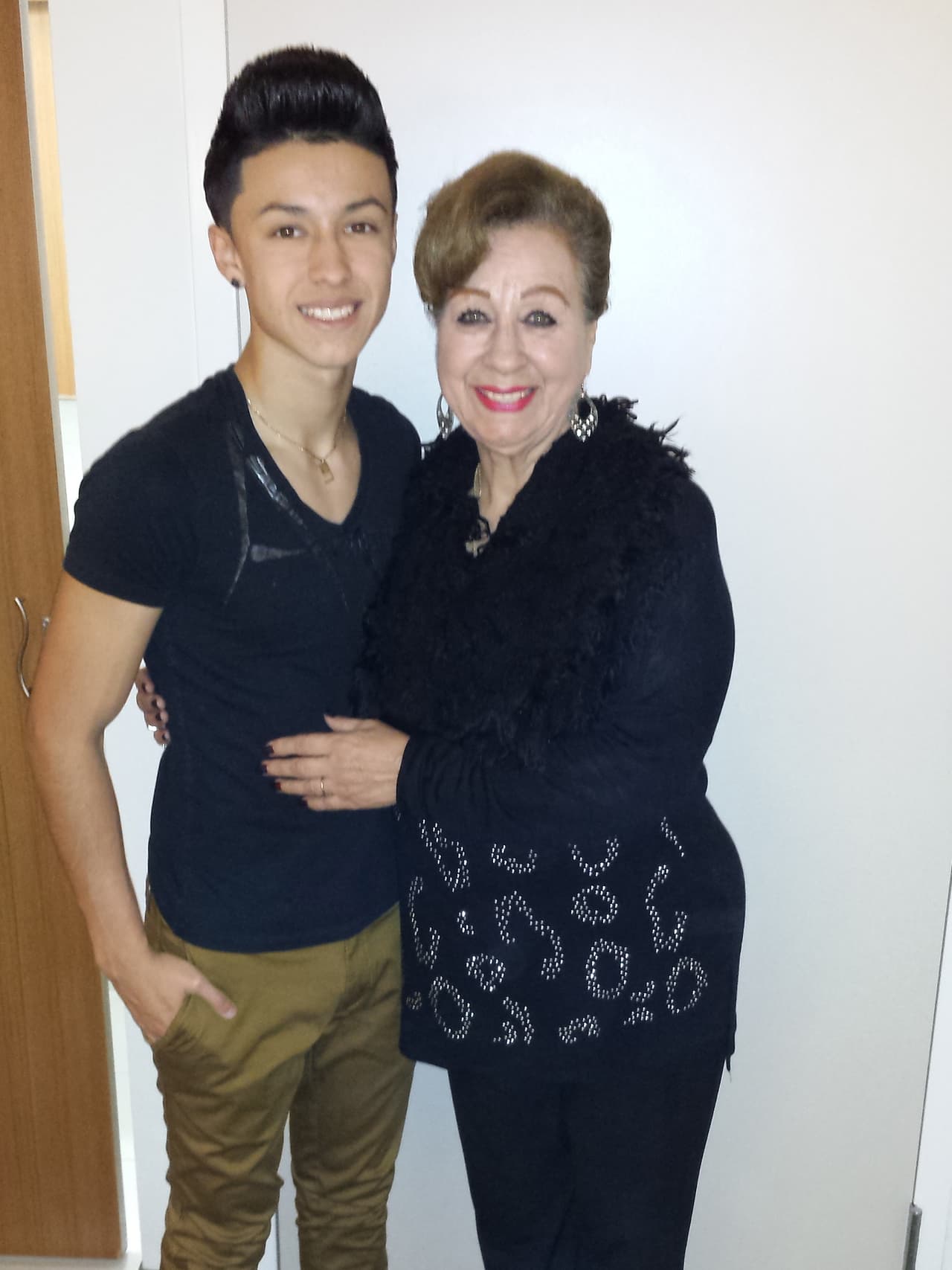 Su color favorito es el morado, le pone de mal humor no poder cantar y su momento más feliz fue audicionar en La Banda.