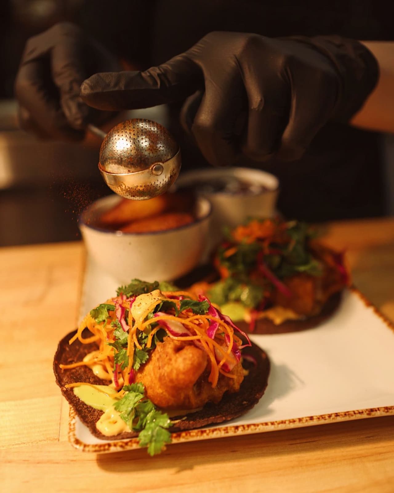 <b><a href="https://casicieloatl.com/">Número 6: Casi Cielo </a></b>
<a href="https://casicieloatl.com/">(6125 Roswell Rd Atlanta, GA 30328)</a>. Sus dueños dicen que: “Con sabores y platos únicos inspirados en Oaxaca, México, e ingredientes cultivados localmente en Atlanta, hemos creado un menú que refleja la combinación de culturas y la nueva era de la cocina artesanal”.