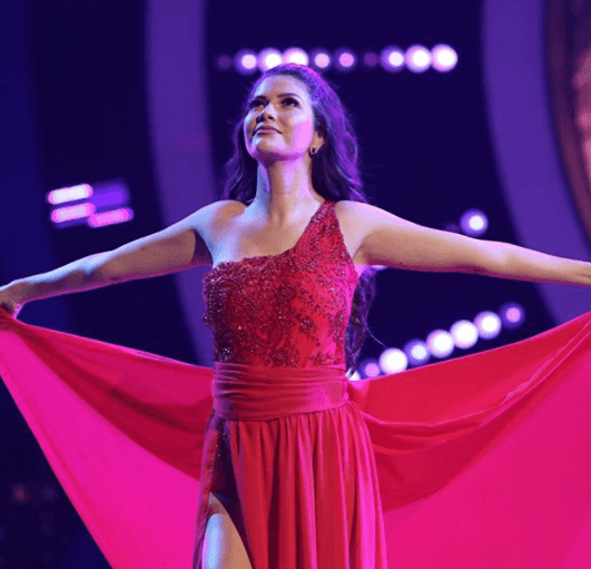 Enfundada en un elegante vestido rojo, Ana Patricia apareció bellísima durante la quinta gala de Mira Quién Baila.