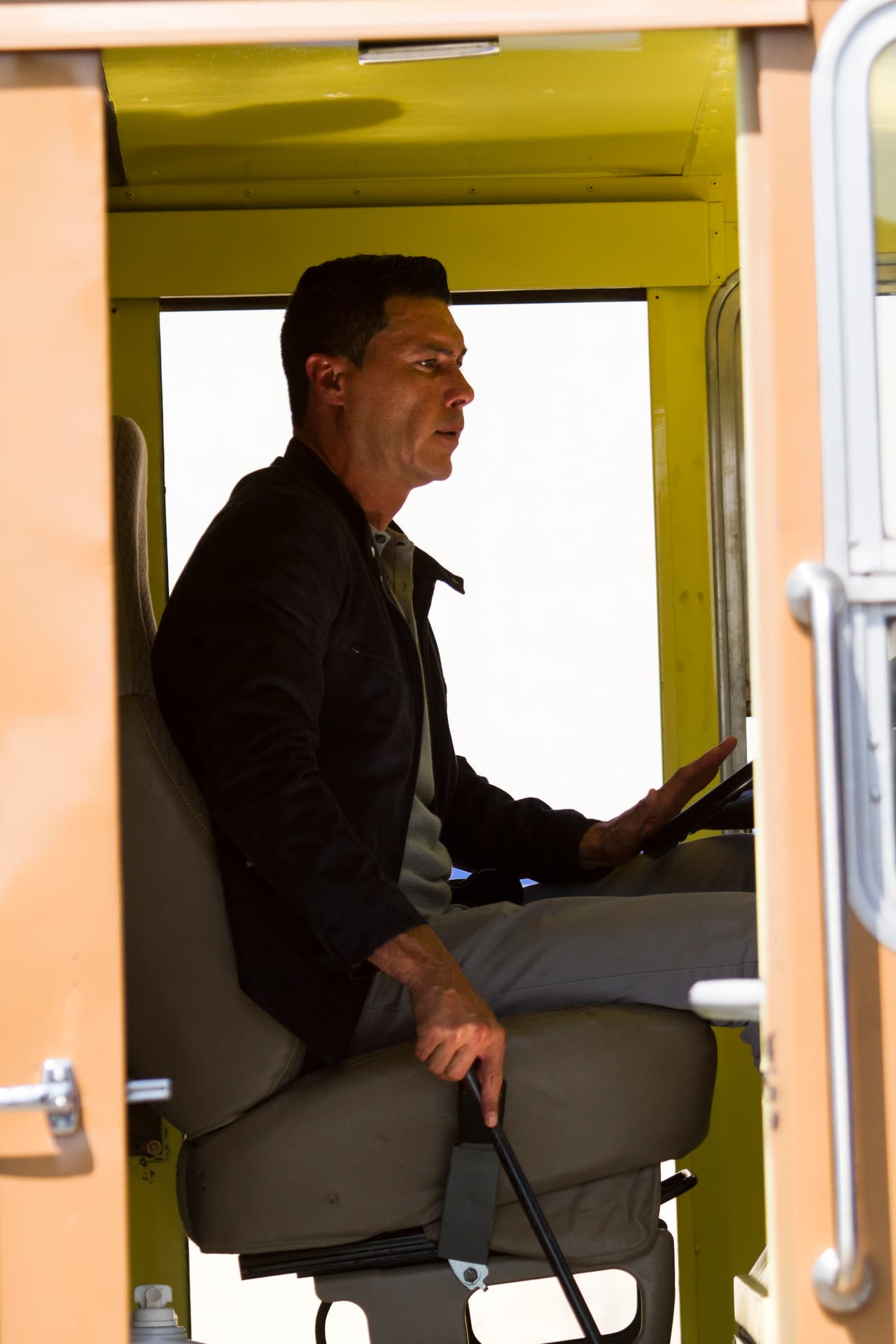 Mientras tanto, 
<b>Mena</b> y 
<b><a href="http://www.univision.com/series/la-piloto/juan-eduardo-colucho-es-dave">Dave</a></b> pusieron en marcha su plan para que Yolanda y Estela escaparan de la cárcel con su bebé en brazos.