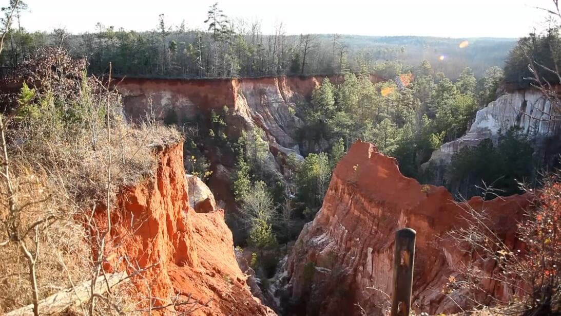 Barrancos masivos de hasta 150 pies de profundidad 
<a href="https://www.univision.com/local/atlanta-wuvg/maravilla-natural-de-georgia-que-sin-duda-debes-visitar-este-2023-fotos"><b>fueron causados simplemente por malas prácticas agrícolas durante el siglo XIX</b></a>, pero hoy en día sirven para hacer algunas de las fotografías más bonitas que se puedan tomar en el estado.