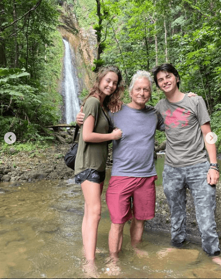 “Feliz cumpleaños a mis maravillosos padres, Catherine Zeta-Jones y Michael Douglas. ¡50 y 75 años de juventud! Los amo con todo mi corazón”, apuntó el joven.