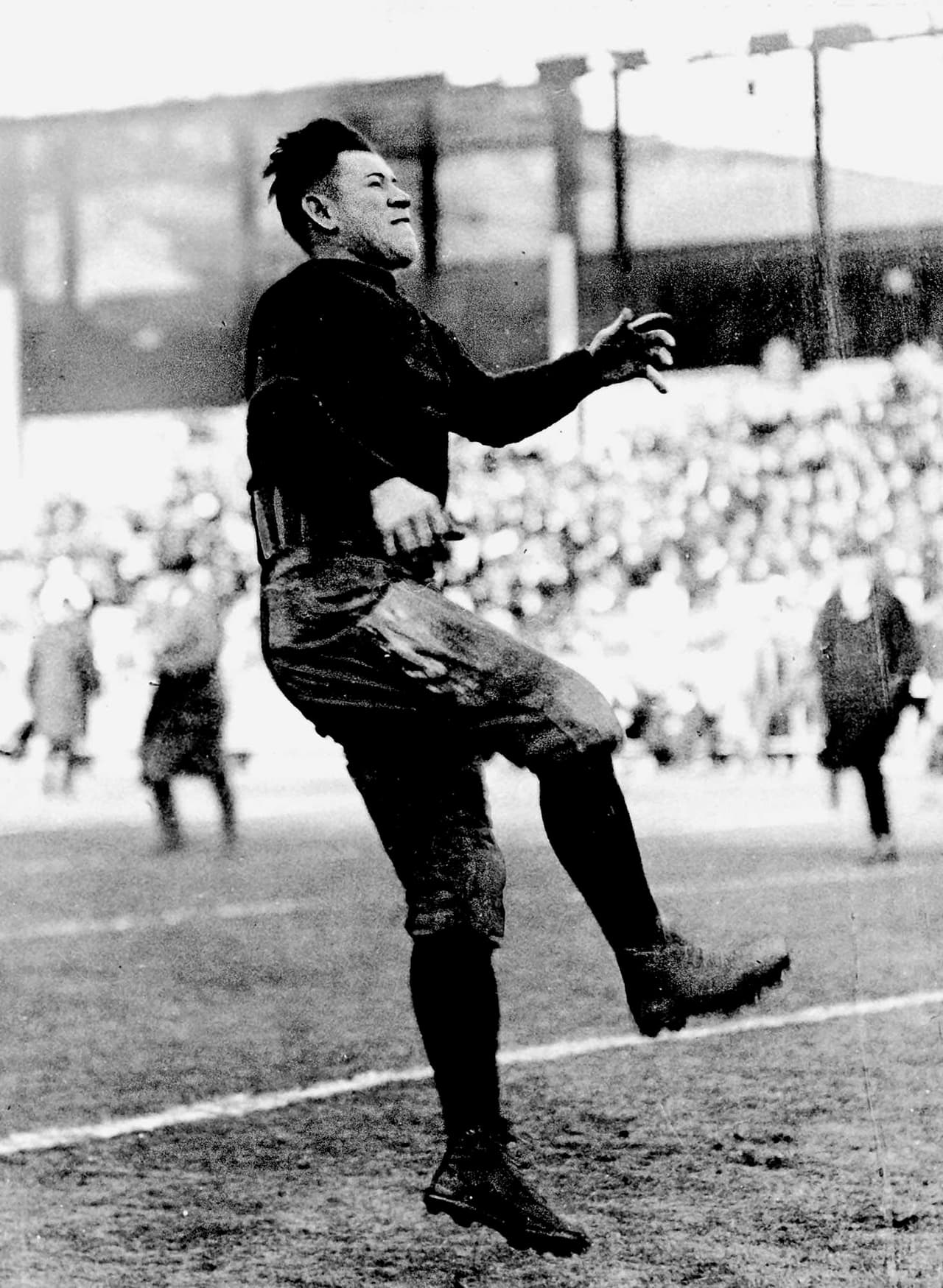 Jim Thorpe, el precursor de los atletas multidisciplinarios jugó fútbol profesional de 1915 a 1928 con varios equipos como Canton, Cleveland, Rock Island, New York, Chicago, entre otros.