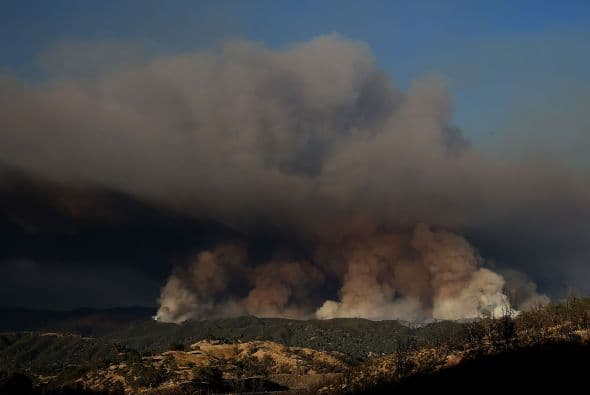 Una hilera de humo se eleva al extinguir el fuego cerca de Clearlake, California.