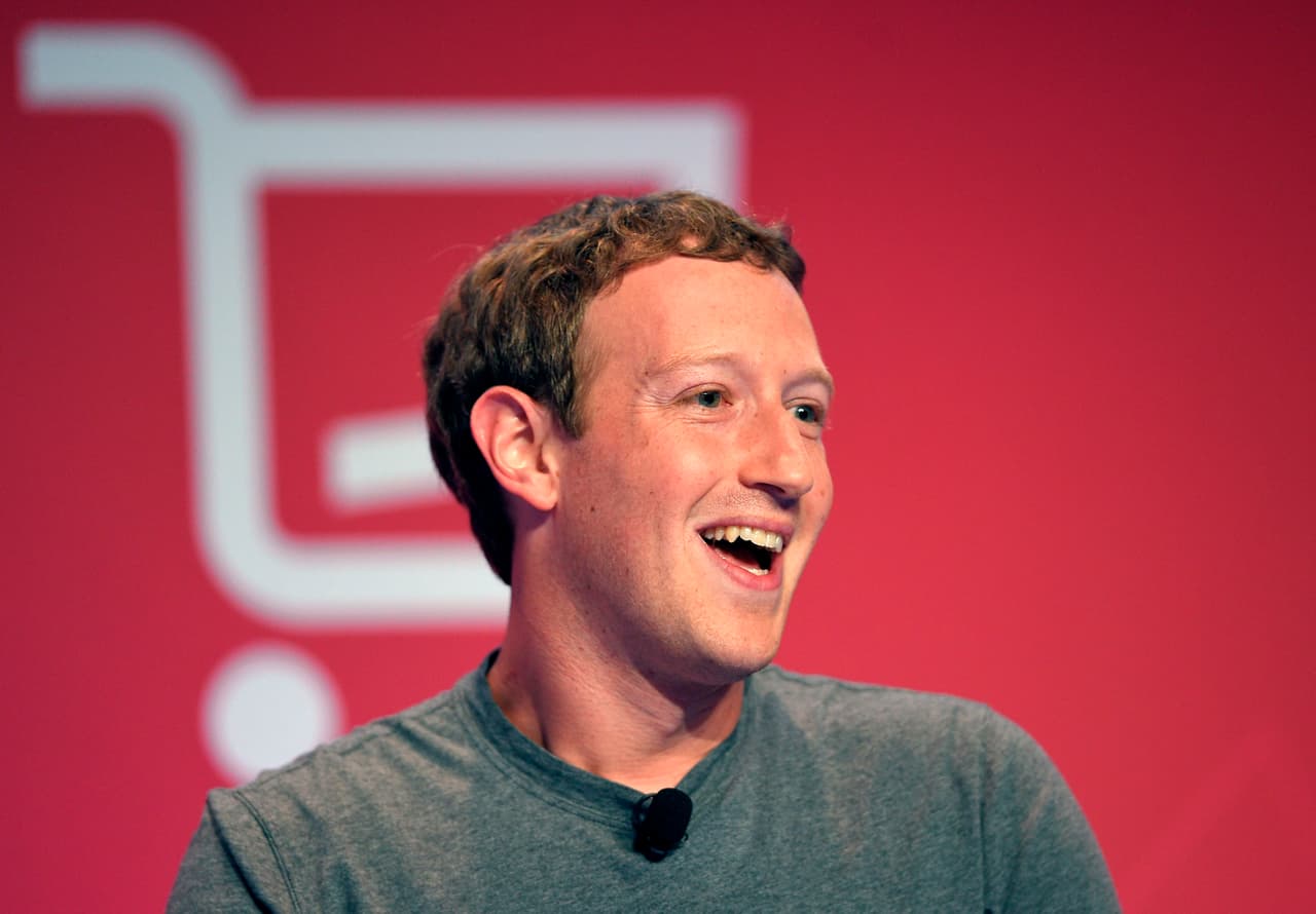 <b>Mark Zuckerberg</b>, fundador y CEO de Facebook. Su fortuna se incrementó en $32,000 millones entre marzo y junio de 2020 y su patrimonio neto total es de 115,000 millones de dólares. Esta lista se basó en un informe del
<a href="https://ips-dc.org/billionaire-bonanza-2020/"><u>Instituto de Estudios Políticos</u></a>., que encontró que en EEUU al menos 34 multimillonarios (con fortunas de $1,000 millones o más) vieron aumentar su riqueza en decenas de millones en este período.