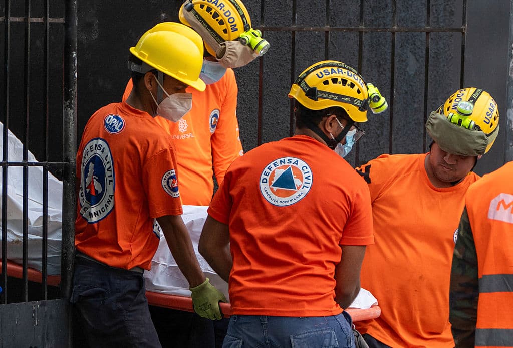 Pasadas 24 horas de la tragedia, cientos de rescatistas se mantenían buscando posibles 
<b><a href="https://www.univision.com/local/nueva-york-wxtv/cristobal-moya-sobreviviente-tragedia-jet-set-republica-dominicana" target="_blank">sobrevivientes</a></b>. También recuperaban los cuerpos de personas que sufrieron heridas mortales al colapsar el techo del Jet Set Club, en la capital de la República Dominicana.