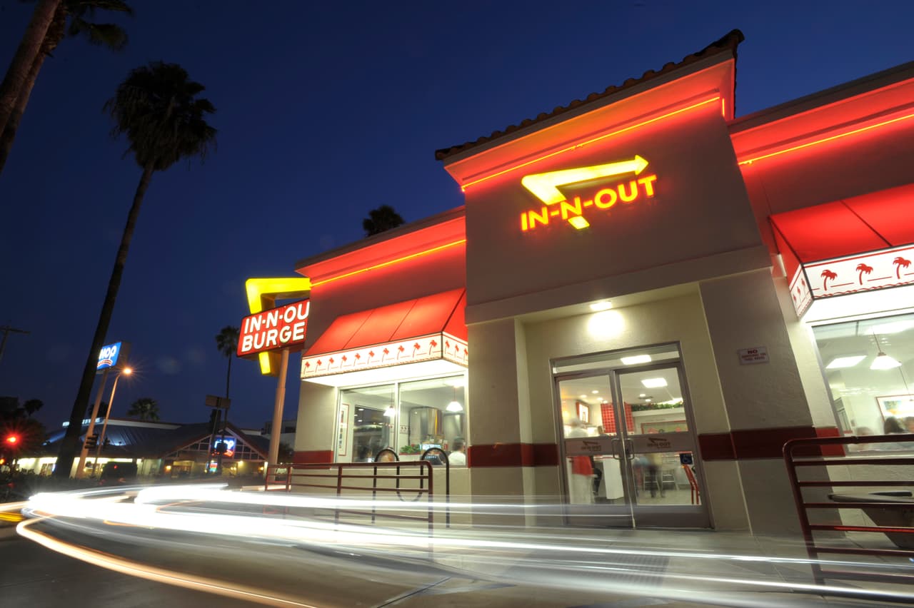 <b>In-N-Out Burger. Calificación: F. </b>Tiene 331 restaurantes en EEUU y sus ventas en 2017 fueron de 908 millones de dólares. No tiene una política de uso de antibióticos disponible y no respondió cuestionario de los investigadores. De modo, que obtuvo 0 de 100 puntos en su calificación.