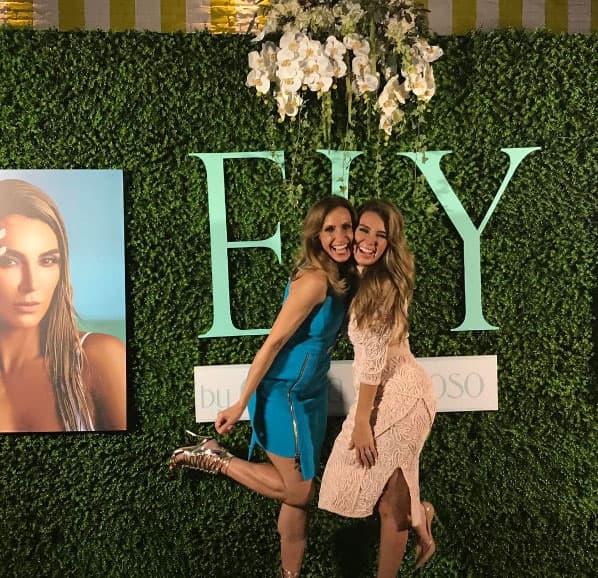 Al evento asistieron varios amigos de Elizabeth, como Lili Estefan que no podía faltar a la presentación.