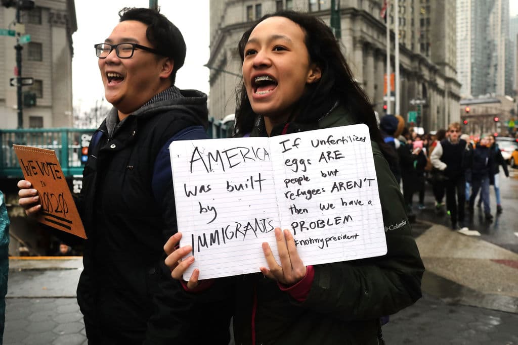 Con esta protesta, los estudiantes de secundarias y de universidades de la ciudad manifestaron su oposición al veto migratorio del presidente Donald Trump y enviar un mensaje de inclusión y diversidad.