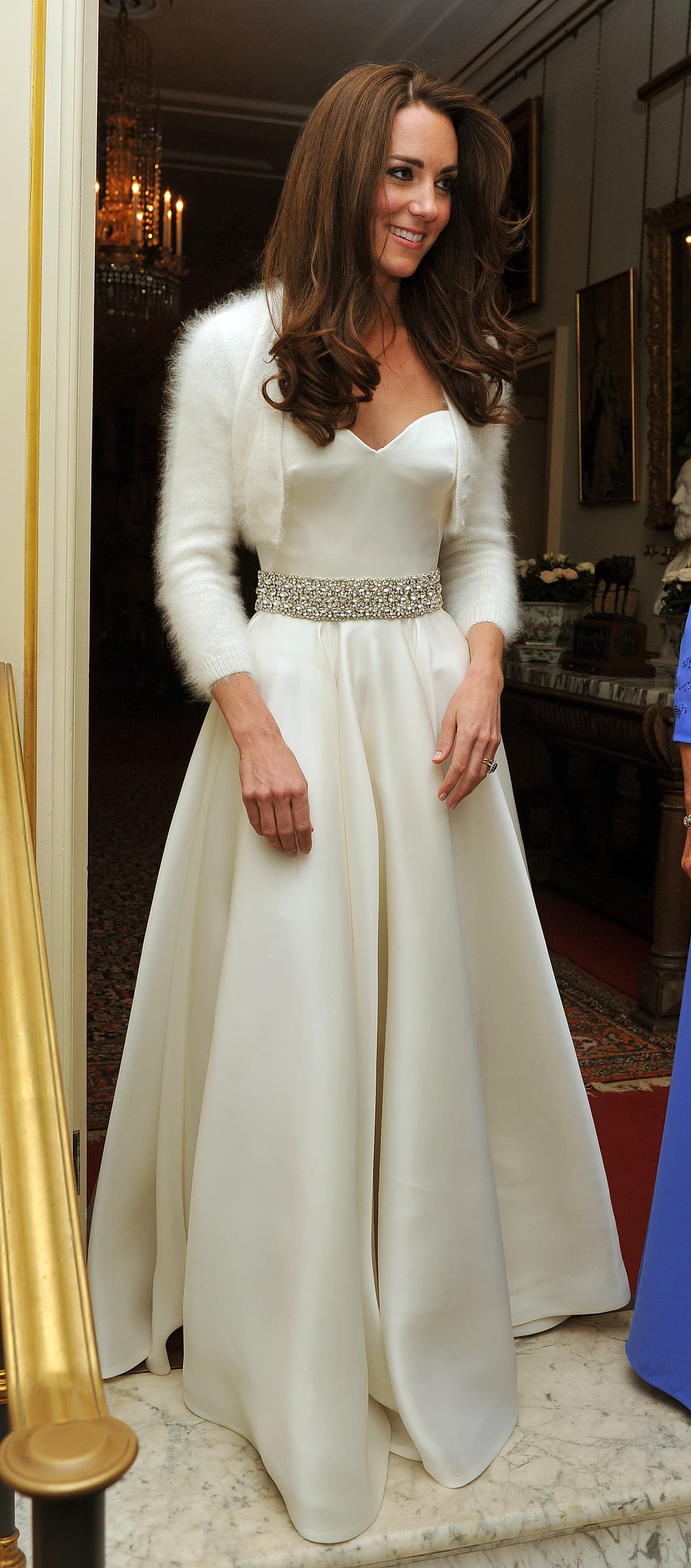 Nadie duda que aquel vestido de Kate con falda redondeada y escote corte princesa con cinturón de pedrería era absolutamente elegante y sobrio, pero menos impactante. Incluso eligió un bolero que le cubrió los hombros y llevó el pelo suelto.