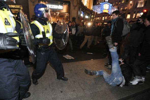 Un portavoz de la Casa Real informó que ambos resultaron ilesos y que simplemente estaban conmovidos pero llegaron sanos y salvos al teatro.