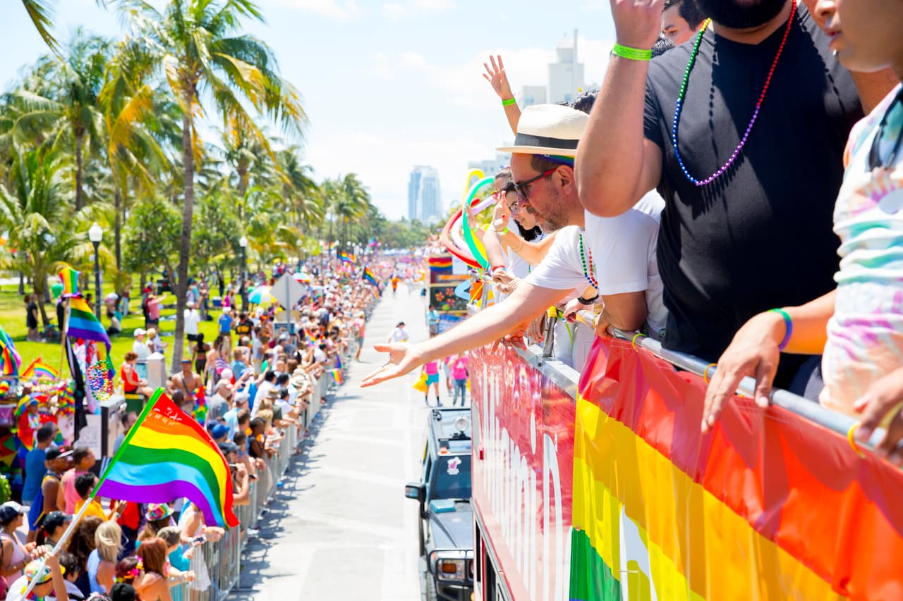 Cientos de personas de todas las edades se acercaron al desfile que se desarrolló entre la calle 5 y la 15 de Ocean Drive.