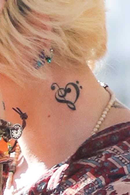 Los fotógrafos lograron captar su nueva pieza de arte enn la piel.